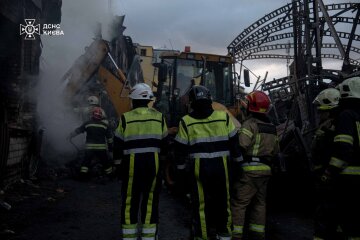 В Оболонському районі ліквідовують наслідків ракетної атаки 6 квітня