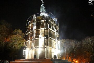 Київські пам’ятники стали учасниками атмосферного артпроєкту Вечори “Примарної поезії”