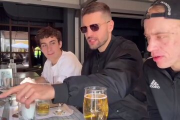 У столиці "чьоткі пацани" провели стрім в Twitch хизуючись зброєю, купленою на "чорному ринку" і закликали уникати реєстрації