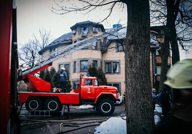 На київському Виноградарі загорівся будинок для людей похилого віку