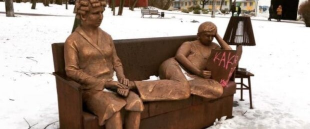 Вандали познущалися над скульптурою присвяченою батькам у парку “Орлятко”