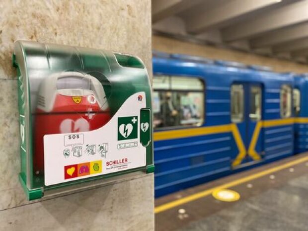 На платформах всіх станцій київського метро встановлені дефібрилятори