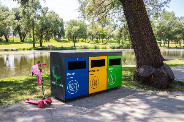 В парках столиці встановлюють контейнери для роздільного збору сміття (фото)