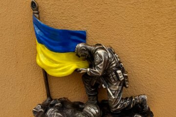 У Києві встановили особливу міні-скульптуру присвячену полеглим захисникам