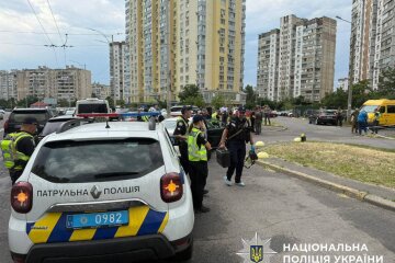 Рано вранці у Києві застрелили чоловіка прямо у авто посеред вулиці — поліція шукає стрільця