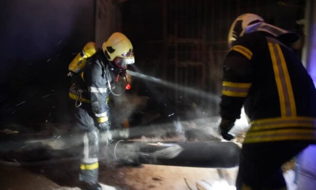 На Виноградарі палав ангар з газовими балонами