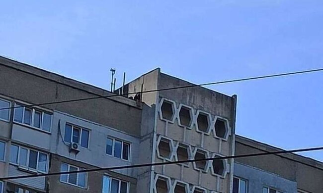 У Києві патрульні зняли з даху висотки 16-річного хлопця
