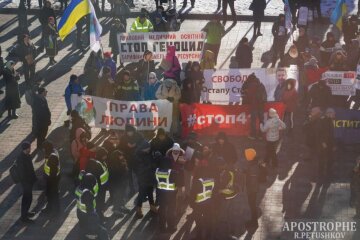 Під Радою знову мітингують противники вакцинації