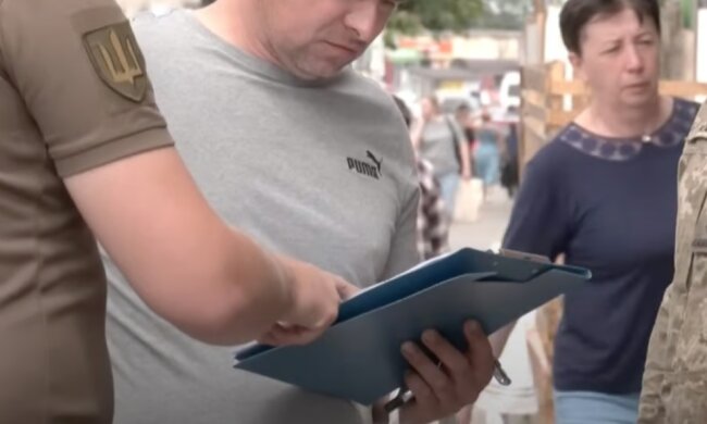 У центрі Києва чоловік, що залишив військову частину, вдарив працівника ТЦК біля ст.м. "Хрещатик"