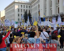 Останнє попередження Зеленському: підприємці на мітингу показали президенту жовту картку (відео)