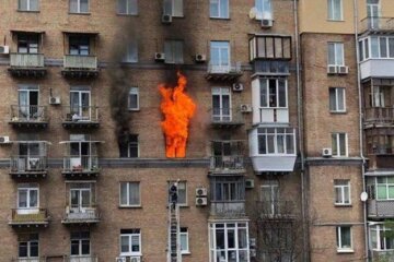 Густий дим і полум`я: в центрі Києва загорілася багатоповерхівка