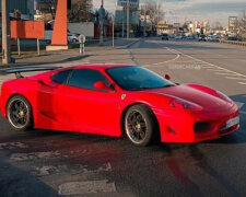 У Києві помітили рідкісний суперкар Ferrari 2000-х із особливим тюнінгуванням