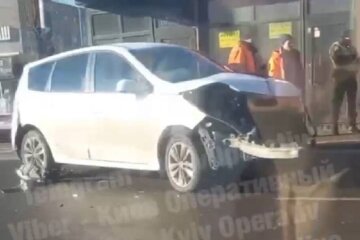 У Києві “дрифтер” на великій швидкості зніс МАФи (відео)