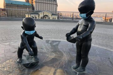 Малюкам-засновникам на Поштовій площі надягли маски