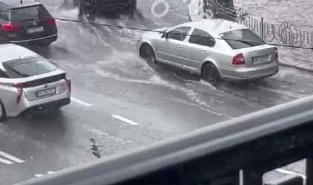 Через зливу у столиці – затори, автомобілі та дороги заливає водою (фото, відео)