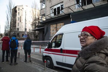 Окупанти обстрілюють Херсон. Мешканців попередили про повторні “прильоти”