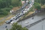 У Києві зняли на відео героя, який промок до нитки, але врятував собаку
