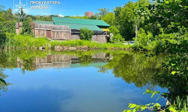 У Києві чоловік самовільно захопив частину парку «Сирецький гай» та перекрив доступ до озера