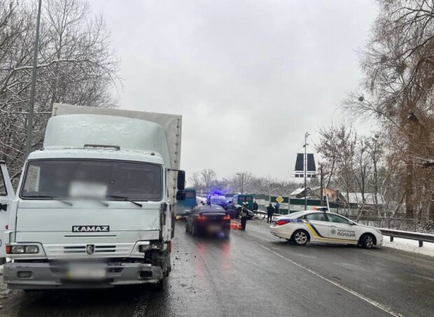 На Київщині сталось потрійне ДТП за участі фури, легковика та автобуса — трьох госпіталізували
