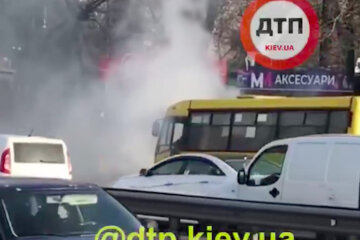 У Києві під час руху загорілась маршрутка з пасажирами