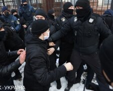 Учасники акції протесту в Києві влаштували бійку з поліцією