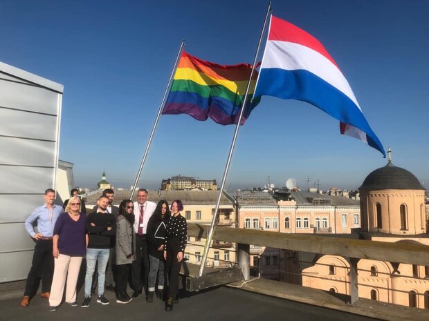 Над посольством Нідерландів підняли прапор ЛГБТ