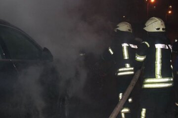 Минулої ночі рятувальники столиці двічі виїжджали на займання автівок