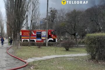 Під ракетний удар потрапило підприємство у Києві