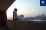 У Києві дівчина ледь не вистрибнула з 25-го поверху