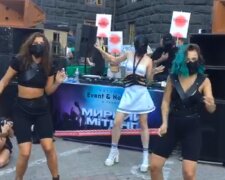 Оголені дівчата танцюють під Кабміном: в Києві вимагають відкрити нічні клуби (відео)