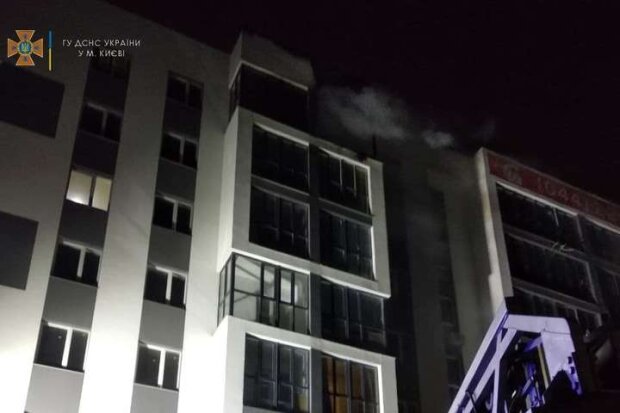 Квартира вигоріла вщент: рятувальники евакуювали людей з будинку в Києві