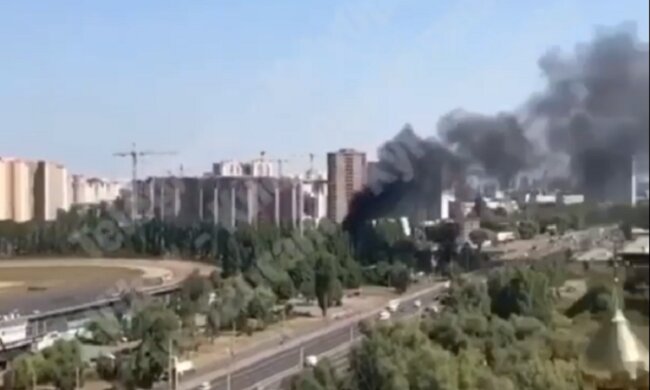 Чорний їдкий дим: в Києві горить іподром (відео)