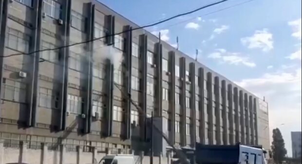 У Києві димить будівля Радіозаводу (відео)