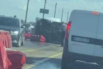 У Києві на мосту Патона перекинулось легкове авто, через що  виник великий затор