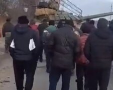 На Чернігівщині місцеві жителі завернули колону російських танків (відео)