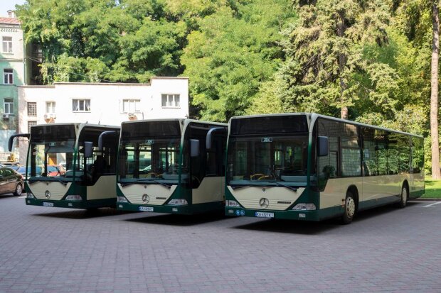 З Німеччини до Києва прибули нові автобуси та автомобілі швидкої допомоги