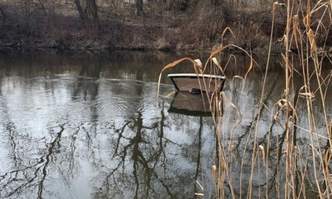 У Києві з водойми виловили автівку