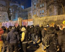“Нехай задихаються”: у Києві нічний клуб закидали шашками (відео)