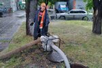 В центрі Києва річка Либідь вийшла з колектора та затопила вулицю