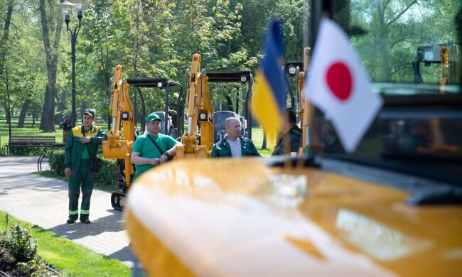Столиця отримала сучасні мініекскаватори від партнерів з Японії