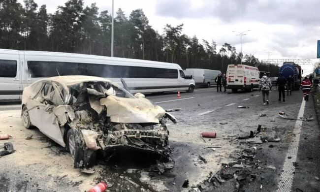 На Бориспільській трасі легковик врізався у бензовоз: є постраждалі