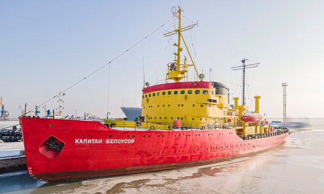 Окупанти обстріляли криголам у порту Маріуполя: є загиблий