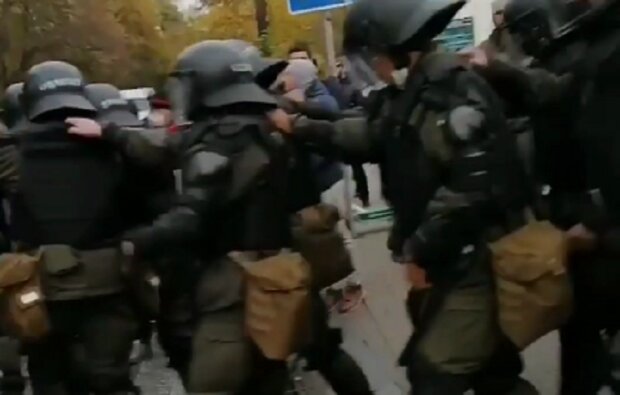 Мітингувальники перекрили Грушевського, до центру Києва стягують силовиків (відео)