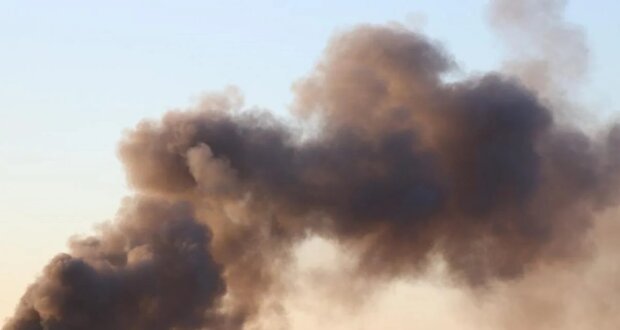 Вибух і потужний стовп диму: завдано нового удару по Каховському мосту (відео)