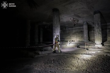 Провал у часі: київський екстремал впав у середньовічну вулицю на Поштовій