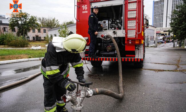 У Дніпровському районі столиці під час пожежі серйозно обгоріла людина - її госпіталізовано