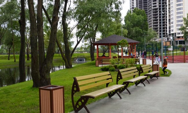 Чудове місце відпочинку біля озер: на Троєщині відкрили парк з водними об’єктами (фото)