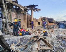 Ракетний удар по Києву: рятувальники продовжують розбирати завали