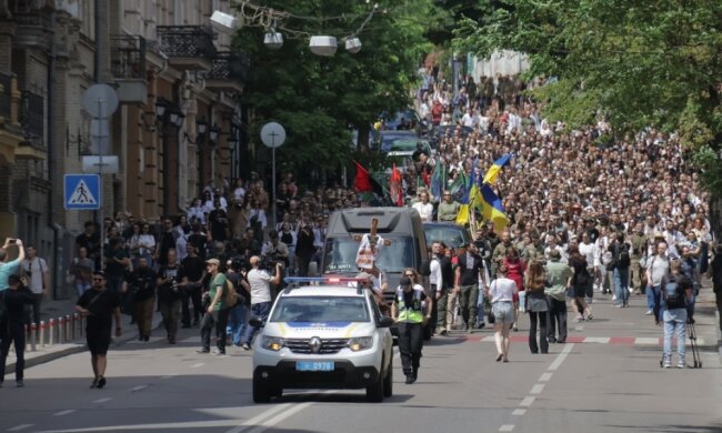 У Києві тисячі українців прийшли попрощатися з полеглою парамедикинею Іриною Цибух