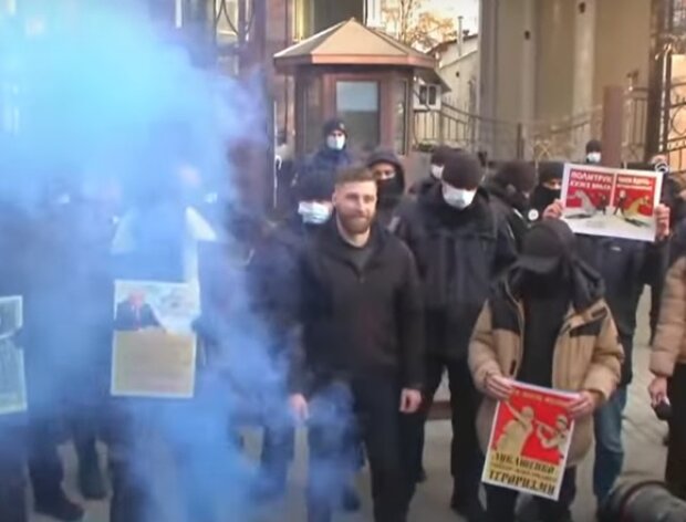 Під посольство Білорусі в Києві принесли чорну свинячу голову (відео)